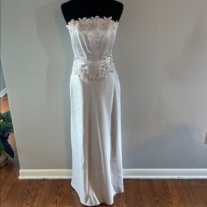 Eureka Vintage Satin Strapless Wedding Dress Lace-Up Back Floral Appliqué Medium